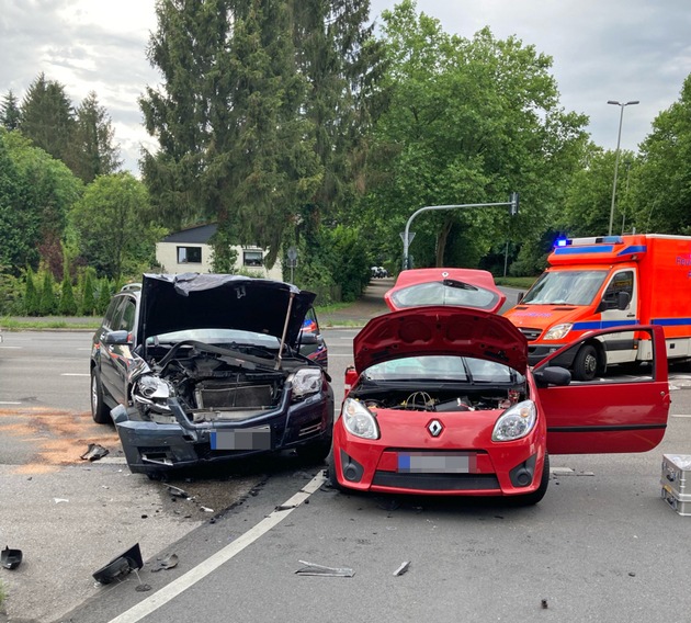 POL-ME: Bei Autounfall: Fünf Personen verletzt - Hoher Sachschaden - Erkrath - 2207064