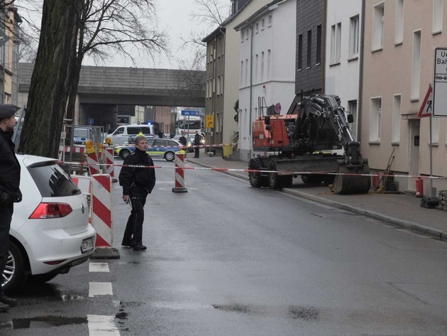 FW-GE: Explosionsgefahr nach Gasaustritt in Gelsenkirchen Schalke. - Gasleitung wird bei Erdarbeiten vom Bagger beschädigt.