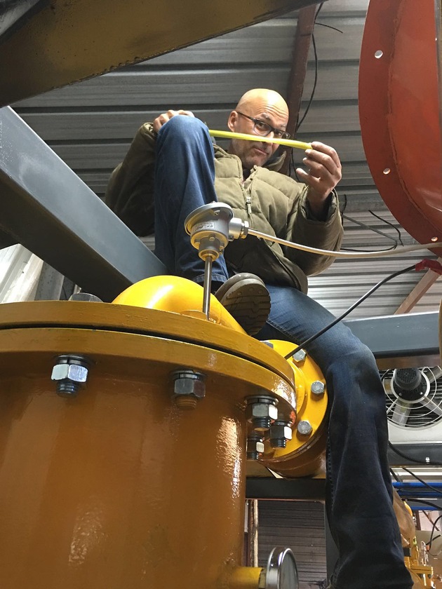 Innovation löst Problem des Kunststoffabfalls / Cyrill Hugis Recyclinganlage verwandelt Plastik in Rohöl