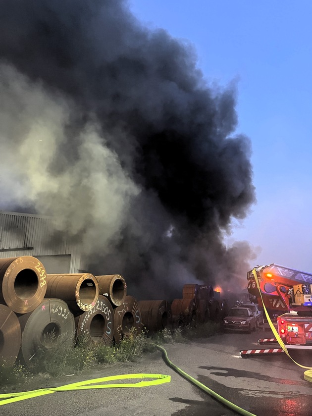 FW-E: Großbrand im Essener Stadthafen - Feuerwehr verhindert Übergreifen auf Lagerhalle