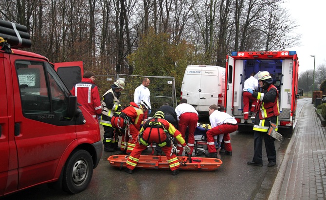 FW-E: 16-jähriger Praktikant stürzt auf Baustelle sechs Meter tief in Treppenschacht