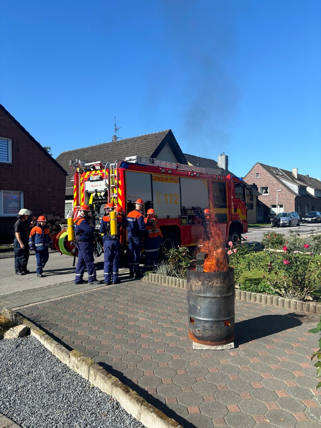 FW Frechen: Berufsfeuerwehrtag der Jugendfeuerwehr Frechen: Ein Tag und eine Nacht voller spannender Einsätze