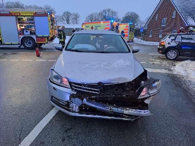 POL-STD: Zwei Leichtverletzte bei Zusammensto&szlig; in Ahlerstedt