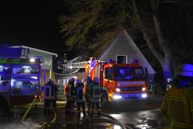 POL-STD: Zwei Verletzte bei Feuer in Dachgeschosswohnung in Brobergen, Unbekannte brechen drei Fahrzeuge am Buxtehuder Bahnhof auf