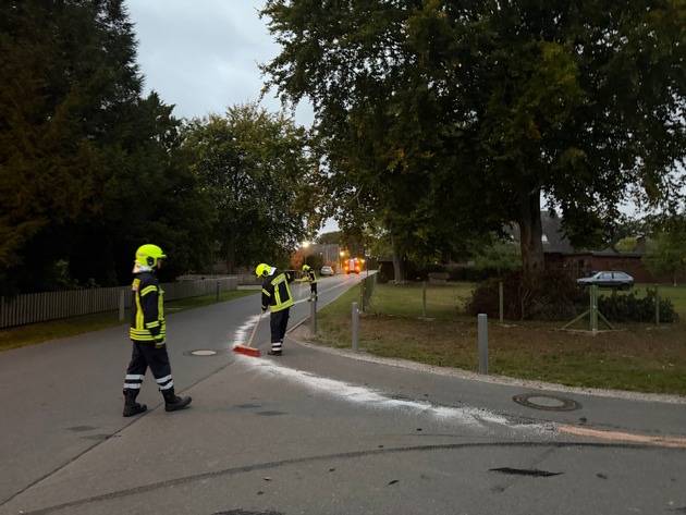 FW Flotwedel: 800 Meter lange Ölspur beschäftigt Feuerwehr in Neu-Schepelse