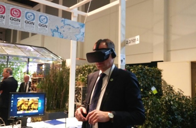 GLOBALG.A.P. Foodplus GMBH: Versteckte Fische im Blumenmeer / Virtuelle Realit&auml;t l&auml;sst Verbraucher in ein Blumengew&auml;chshaus eintauchen - Internationale Gr&uuml;ne Woche Berlin 2018