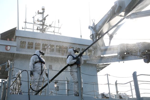 Deutsche Marine - Bilder der Woche: Giftalarm auf dem Tender &quot;Donau&quot; - Soldaten aus Höxter üben mit Marine