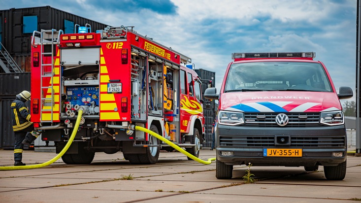 FW Gronau: 130 deutsche und niederländische Feuerwehrkräfte üben gemeinsam / Gelebte Zusammenarbeit der Feuerwehren aus der niederländisch-deutschen Grenzregion beim 2. Internationalen Treffen der Feuerwehren