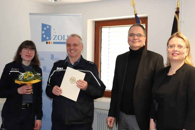 HZA-GI: Leitungswechsel beim Zollamt Fulda Leiter des Zollamtes Fulda geht nach einem erlebnisreichen Zöll-nerleben und 48 Dienstjahren in den Ruhestand