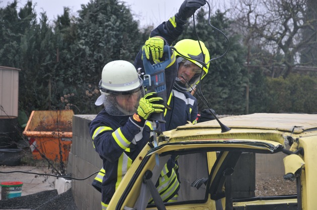 FW Flotwedel: Einsatzkräfte der Freiwilligen Feuerwehr Flotwedel bilden sind im Thema &quot;Unfallrettung&quot; fort