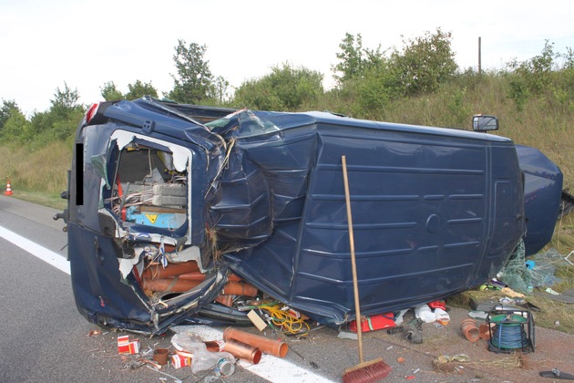 POL-PDKL: A63/Winnweiler, Überschlag nach Reifenplatzer, 2 Leichtverletzte