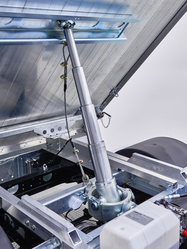 Mercedes-Benz: Le Fuso Canter accueille le printemps avec une nouvelle tribenne basculante suisse