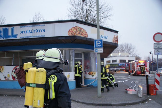 FW-AR: Rauchentwicklung in Grill-Restaurant am Bahnhof Neheim-Hüsten ruft Feuerwehr auf den Plan