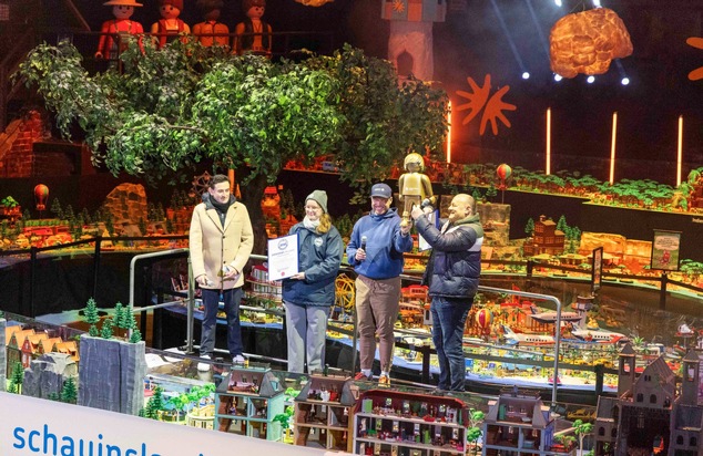 RID-Weltrekord auf Lichtermarkt: »schauinsland-reisen« präsentiert das »größte Urlaubs-Diorama aus PLAYMOBIL«