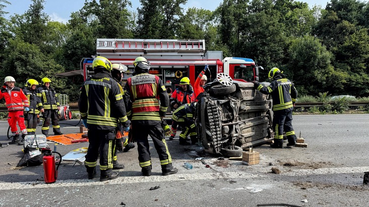 FW-NE: Verkehrsunfall auf der A57 | Eine Person aus PKW befreit