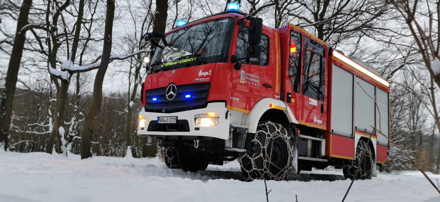 FW-WRN: Allradantrieb und Schneeketten sichern die Einsatzfahrt in die verschneiten ländlichen Einsatzgebiete