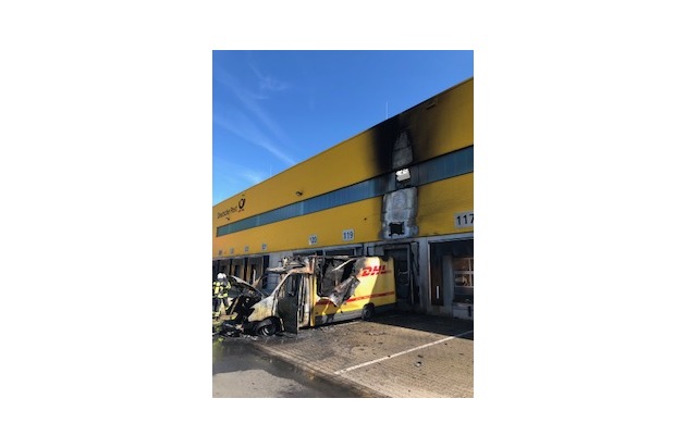 FW-EN: Lieferwagenbrand bei einem Paketversender