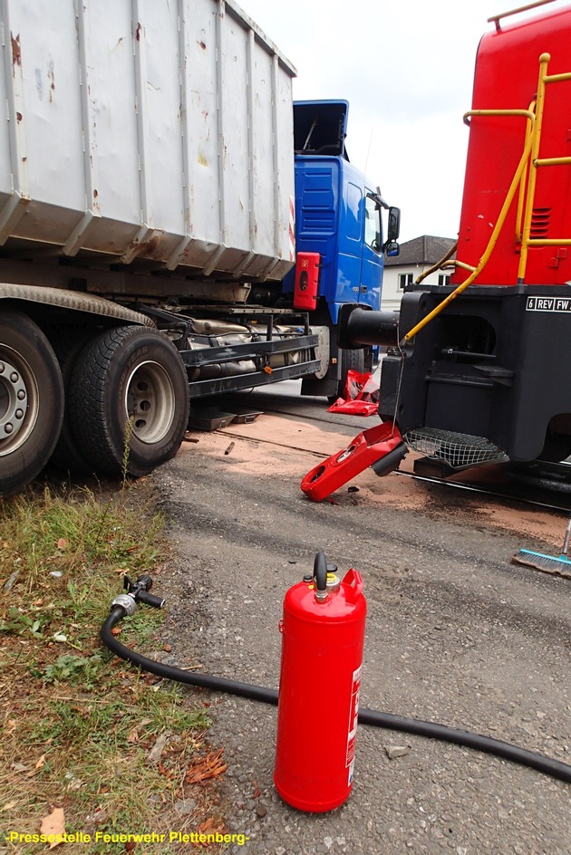 FW-PL: OT-Eiringhausen. LKW kollidiert auf unbeschranktem Bahnübergang mit Diesellok. LKW-Fahrer fast unverletzt.