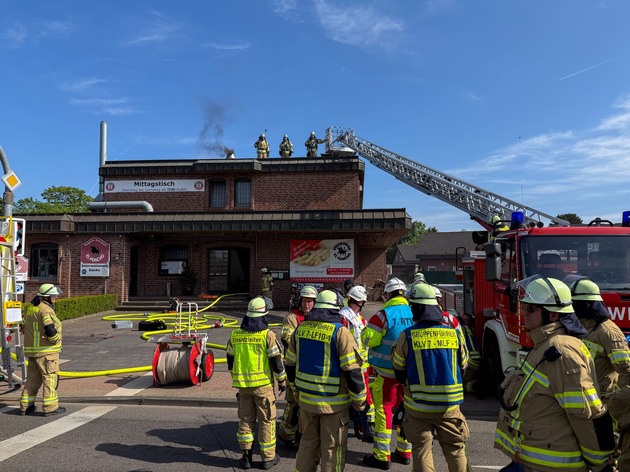 FW-KLE: Fettbrand im Kamin führt zu Großeinsatz in Klever Steakhouse
