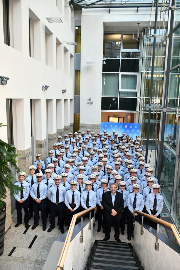 POL-D: Bilder zum heutigen Termin - Polizeipräsident Norbert Wesseler begrüßt 142 neue Polizeibeamtinnen und Polizeibeamte in der Landeshauptstadt