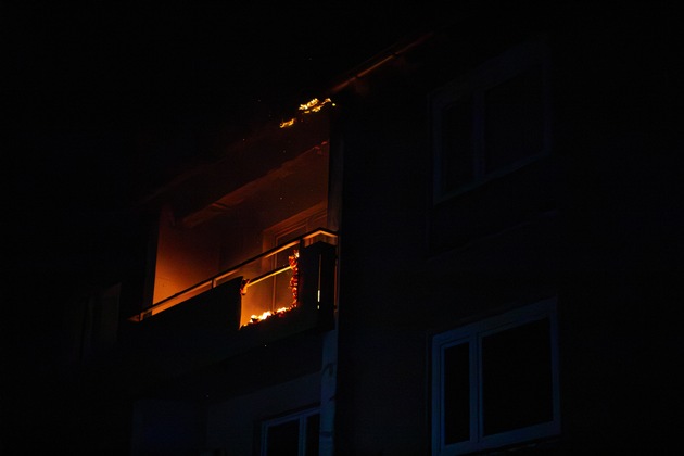 FW-MK: Brennender Balkon in der Nacht auf Mittwoch