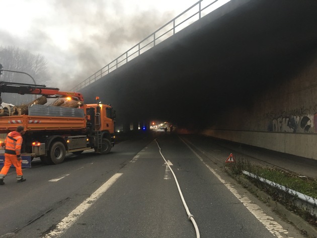 FW-Lohmar: PKW-Brand unter einer Brücke der BAB 3