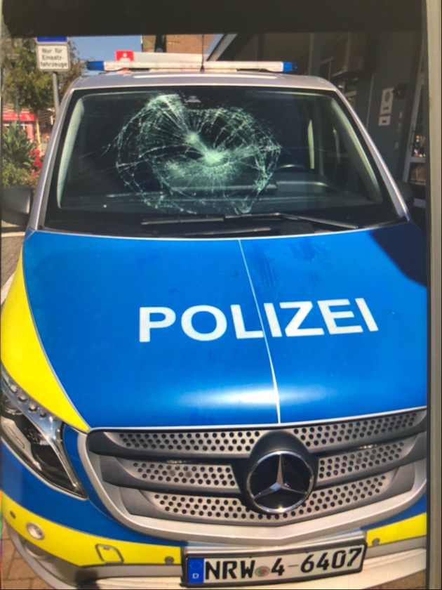 POL-ME: Randalierer beschädigte Streifenwagen - Festnahme und Einweisung - Monheim am Rhein - 2208106