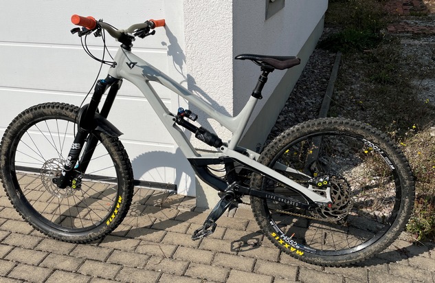 LPI-NDH: Gestohlenes Fahrrad an rechtmäßigen Eigentümer übergeben - Polizei sucht Besitzer eines weiteren Fahrrades