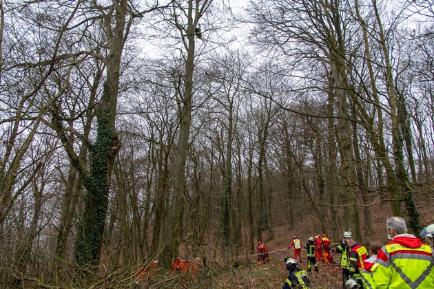 FW Porta Westfalica: 17.12.2025 - Barkhausen: Absturz Paragleiter / Person aus ca. 20m Höhe gerettet