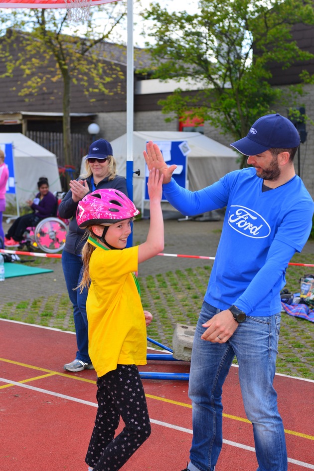 Ford-Beschäftigte unterstützen 170 Kinder mit Handicap bei Förderschul-Triathlon (FOTO)