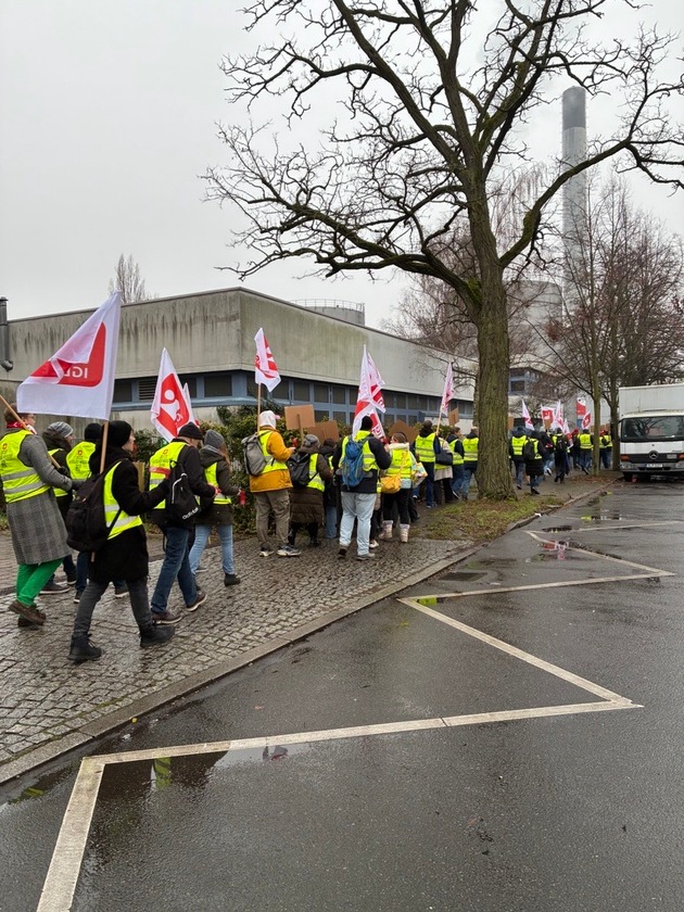 Die Geschäftführung stellt sich blind und taub - 2. Warnstreik für faire Abwicklung