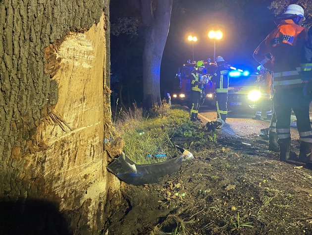 FW Lüchow-Dannenberg: +++ Erneut schwerer Verkehrsunfall in Lüchow-Dannenberg +++ PKW prallt gegen Baum, Fahrer wird schwerverletzt eingeklemmt +++