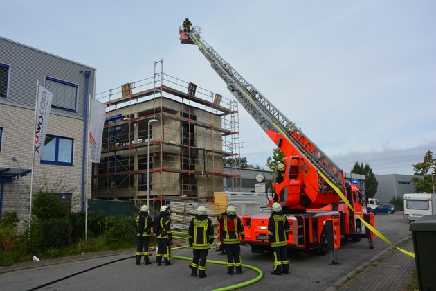 FW-MH: Feuer in einem mehrgeschossigen Rohbau