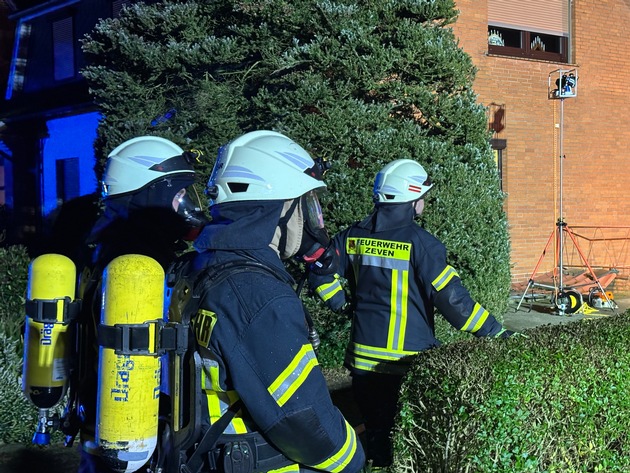 FW-ROW: Garage brennt in voller Ausdehnung - Feuerwehr verhindert Übergreifen auf Wohnhaus