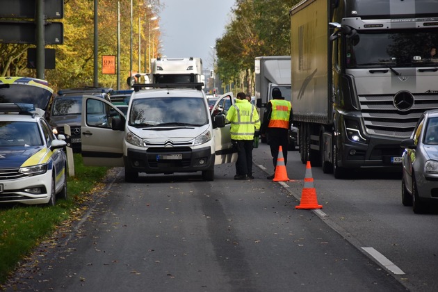 HZA-KR: Krefelder Zoll und Polizei kontrollieren Speditions- und Logistikbranche - Viele Verstöße und drei Festnahmen