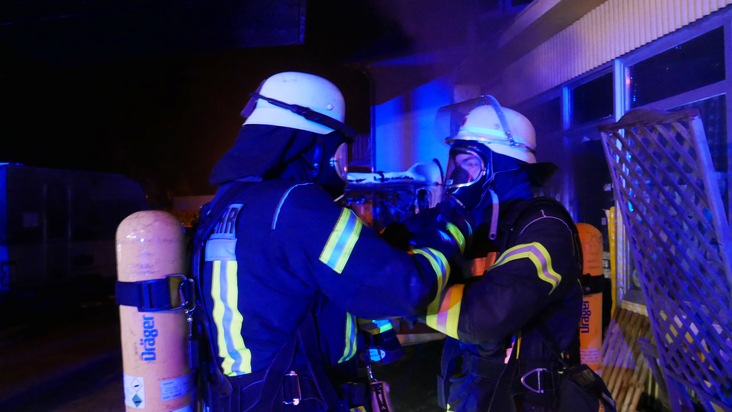 FW Celle: Drei Brände in der Nacht - Celler Feuerwehr erneut in der Carstensstraße im Einsatz!