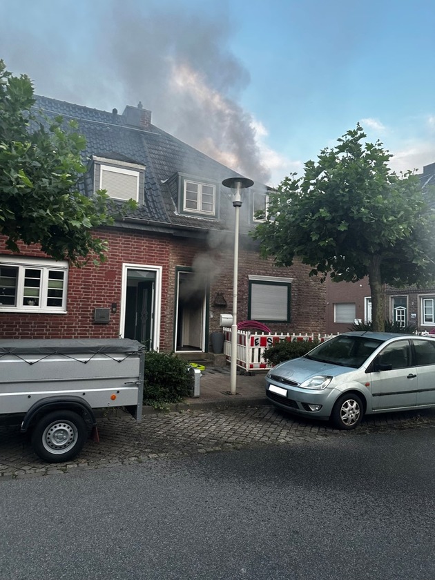 FW Düren: Brand greift auf Wohnhaus über
