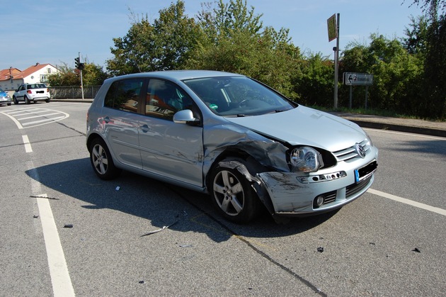 POL-PDKL: Verkehrsunfall mit erheblichem Sachschaden an LZA, beide Fahrerinnen leicht verletzt