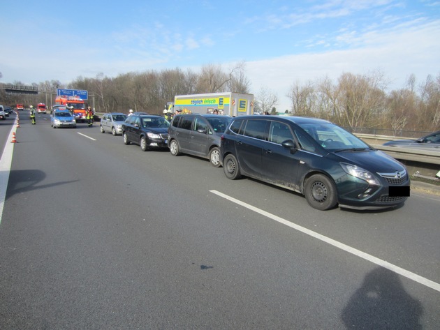 FW-MH: A 40: Verkehrsunfall mit 4 beteiligten PKW