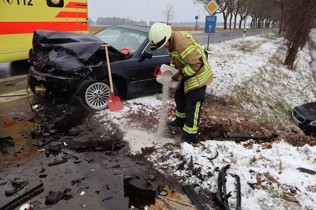 FW-OLL: Verkehrsunfall auf der Hatter Landstraße - Feuerwehr im Einsatz wegen auslaufender Betriebsstoffe