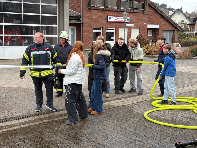 FW Beverungen: Praxisnaher Chemieunterricht bei der Feuerwehr Beverungen / Gymnasium Beverungen besucht das Feuerwehrger&auml;tehaus