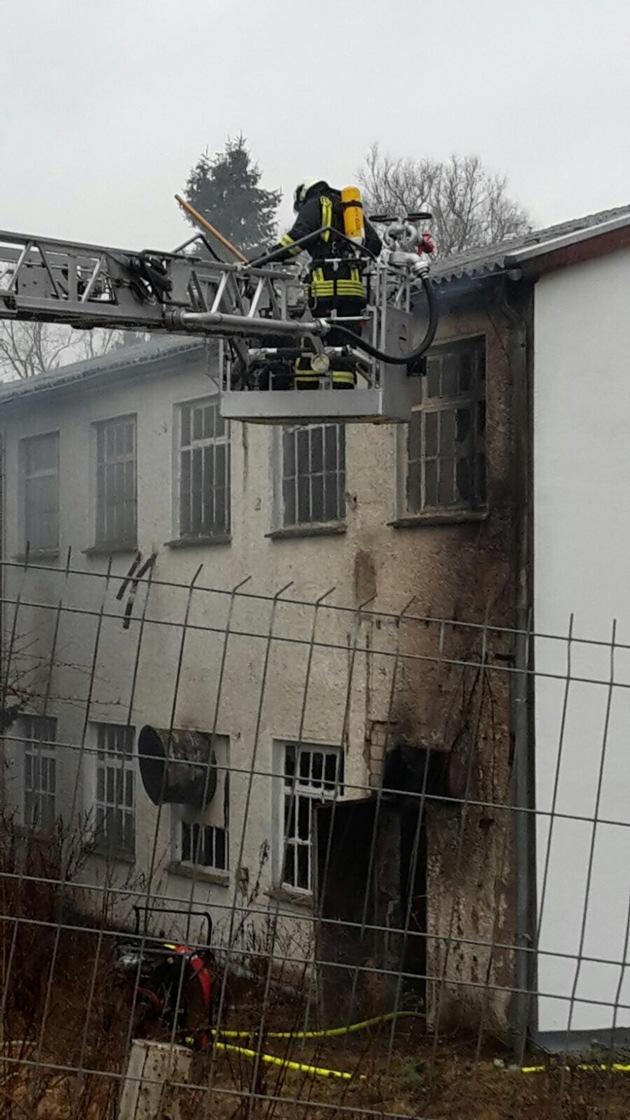 FW Lügde: Feuer 4 / Brennt Lagerhalle