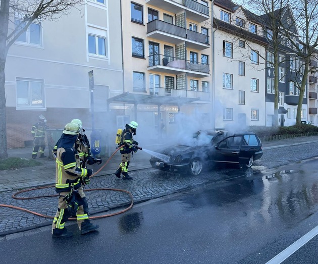 FW-E: PKW geht während der Fahrt in Flammen auf - keine Verletzten