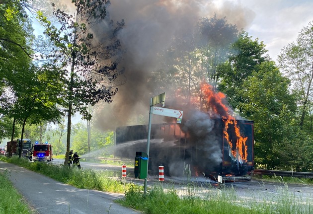 FF Olsberg: LKW Brand auf B480 bei Olsberg - Assinghausen - Bundesstraße gesperrt