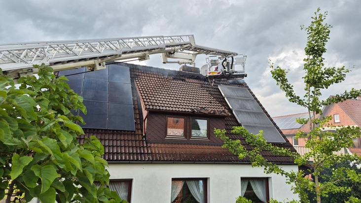FW Südheide: Schuppenbrand greift auf Dachstuhl über-Feuerwehren in Hermannsburg im Großeinsatz