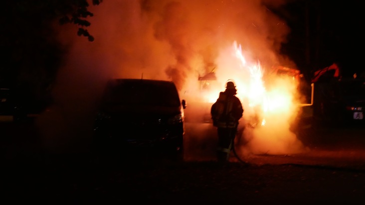 FW Celle: Celler Feuerwehr löscht brennende Fahrzeuge!