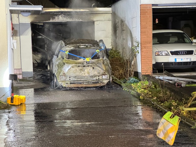 FW-GL: Fünf Paralleleinsätze forderten Feuerwehr und Rettungsdienst am Samstagabend - Elektrofahrzeug brennt in Garage