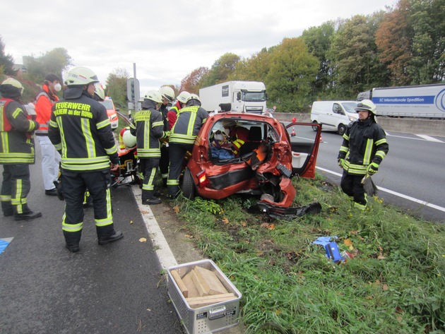 FW-MH: Verkehrsunfall mit zwei verletzten Personen auf der A40
