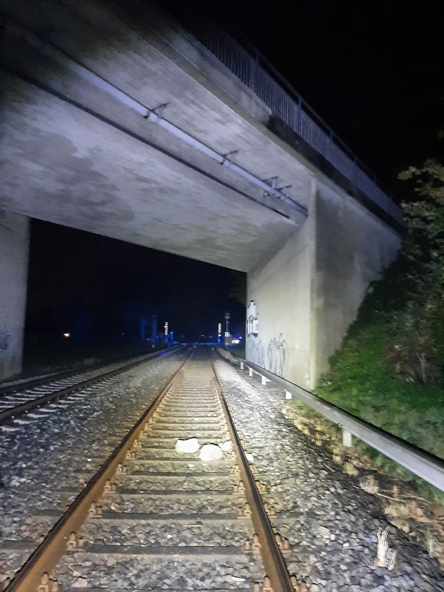 BPOL NRW: Bundespolizei sucht Zeugen nach gefährlichem Eingriff in den Bahnverkehr