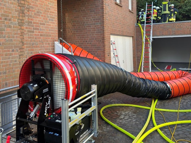 FW R&ouml;srath: Geb&auml;udebrand in Kleineichen: Feuerwehr R&ouml;srath im Gro&szlig;einsatz